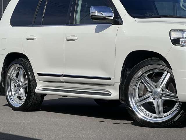Toyota Land Cruiser 200 11