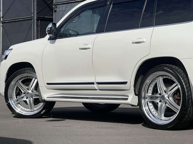 Toyota Land Cruiser 200 12