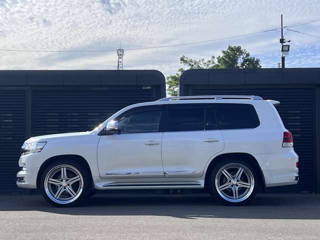 Toyota Land Cruiser 200 4