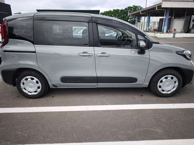 Toyota Sienta 4