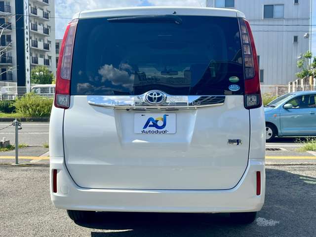 Toyota Noah 4