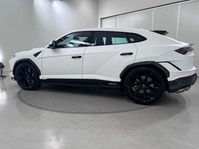 Lamborghini ウルス 4