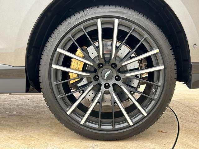 Aston Martin DBX 12