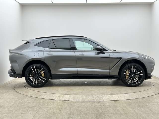 Aston Martin DBX 4