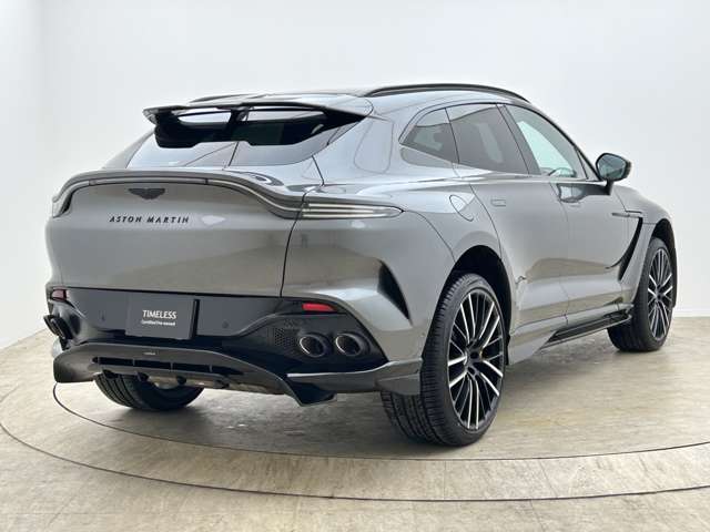 Aston Martin DBX 5