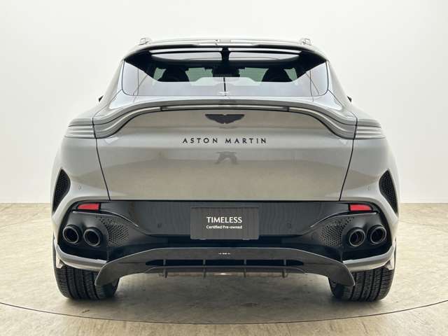 Aston Martin DBX 6