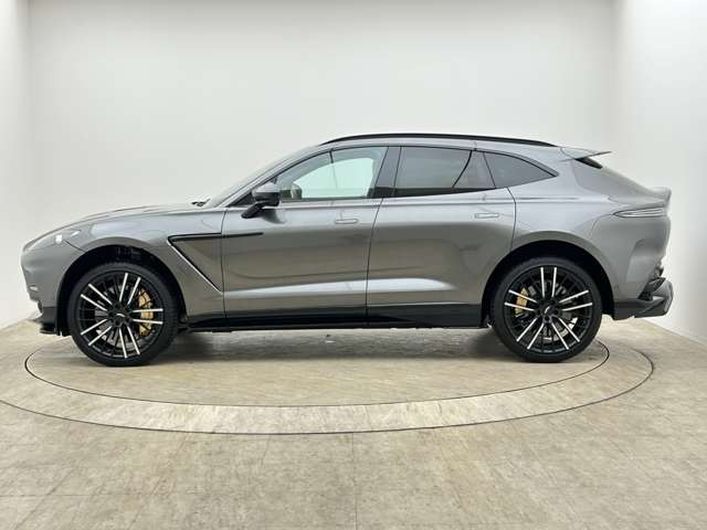 Aston Martin DBX 8