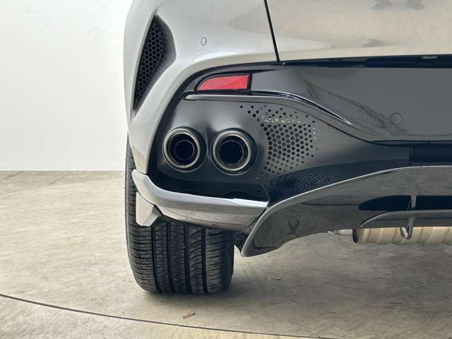 Aston Martin DBX 9