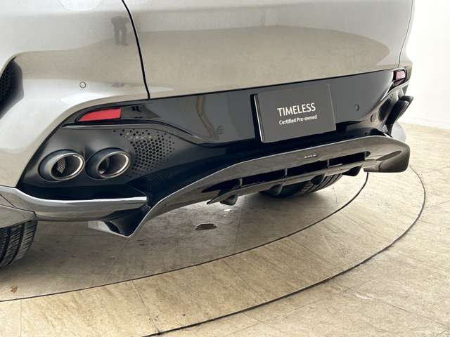 Aston Martin DBX 10