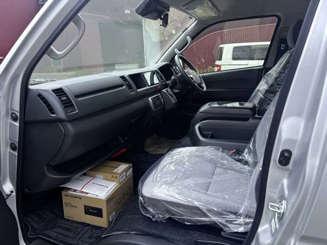Toyota Hiace Commuter 12