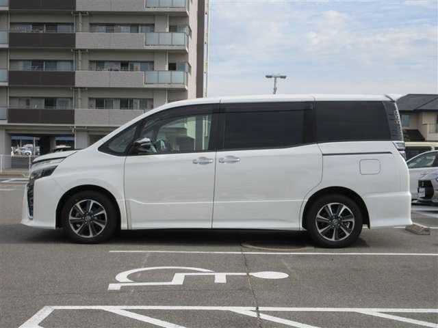 Toyota Voxy 2