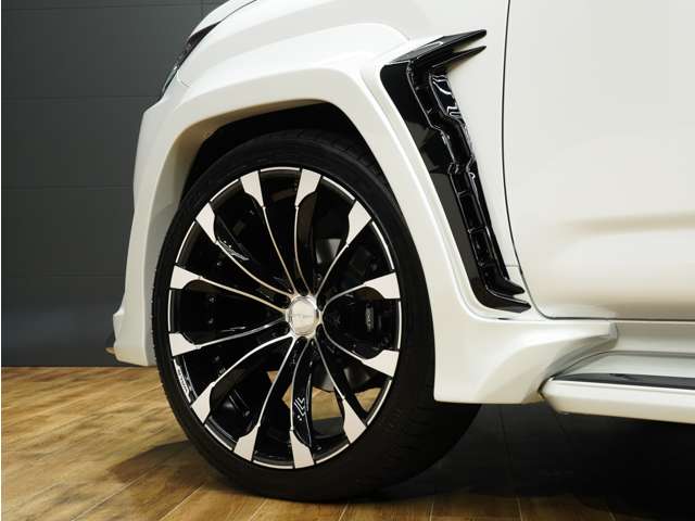 Lexus LX 8