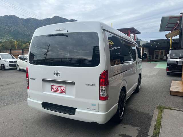 Toyota Hiace Van 8