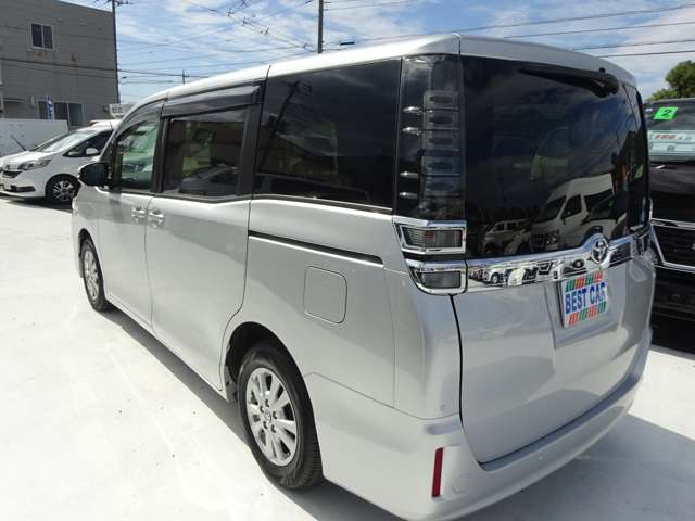 Toyota Voxy 11