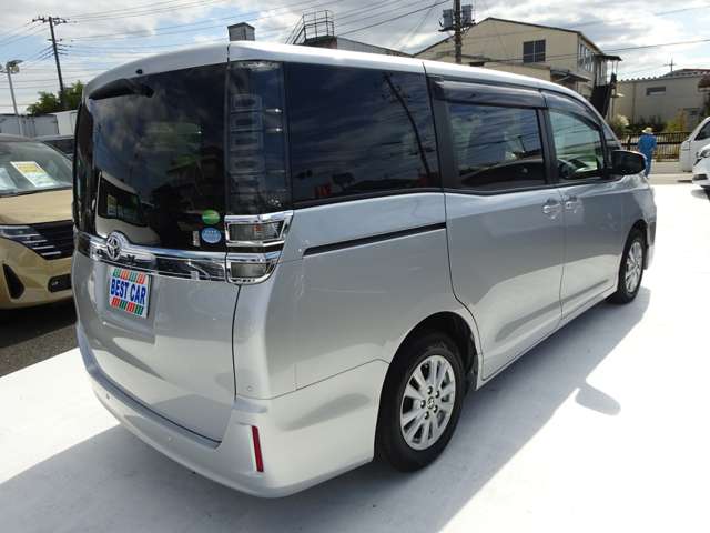 Toyota Voxy 8