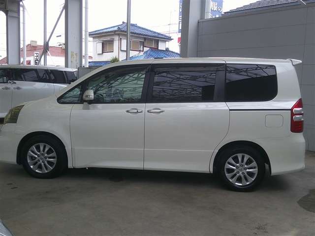 Toyota Noah 3