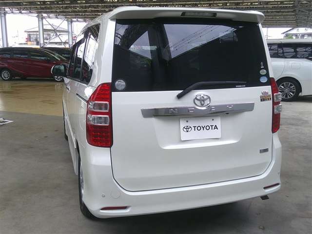Toyota Noah 4