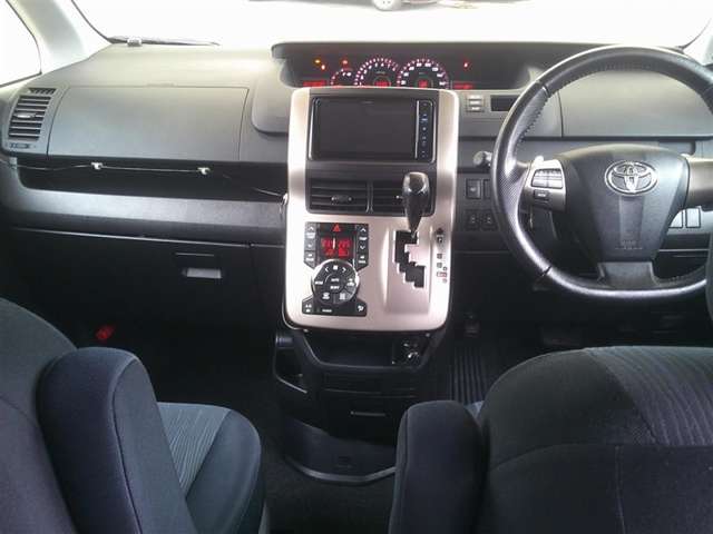 Toyota Noah 9