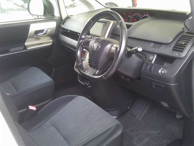 Toyota Noah 10