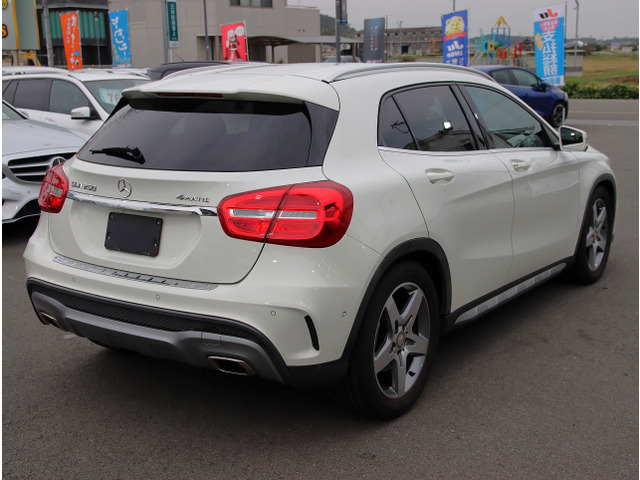 Mercedes-Benz GLA-Class 10
