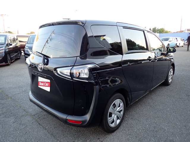 Toyota Sienta 4
