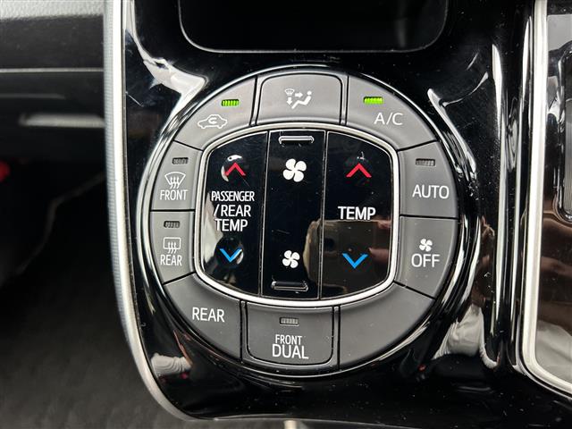 Toyota Voxy 11