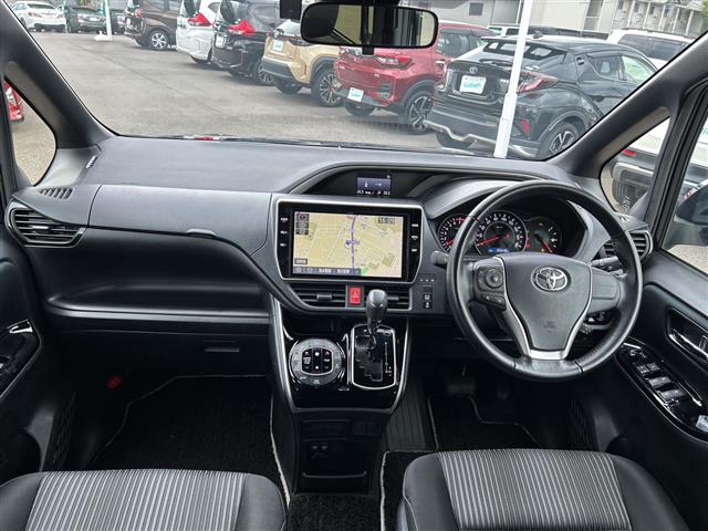 Toyota Voxy 4