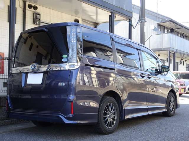 Toyota Voxy 3