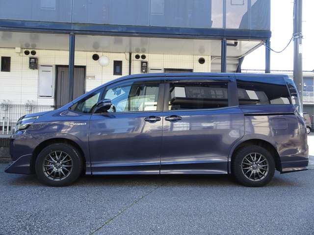 Toyota Voxy 9
