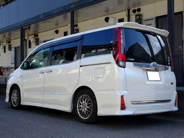 Toyota Noah 3
