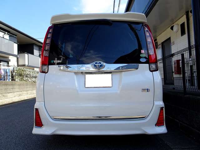 Toyota Noah 7