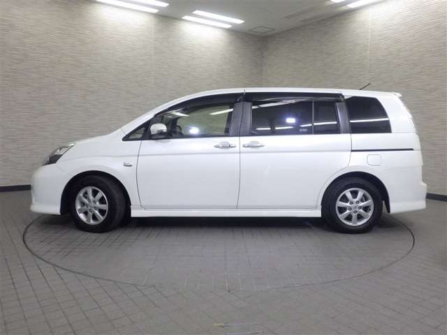 Toyota Isis 6
