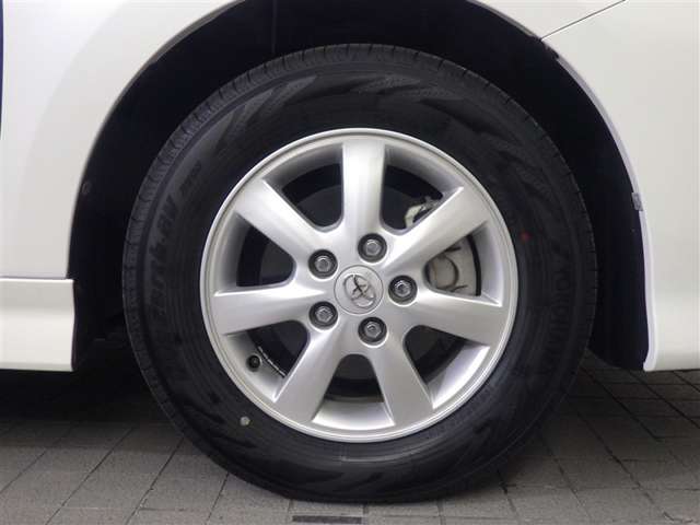 Toyota Isis 8