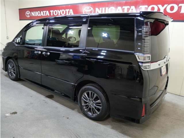 Toyota Voxy 3