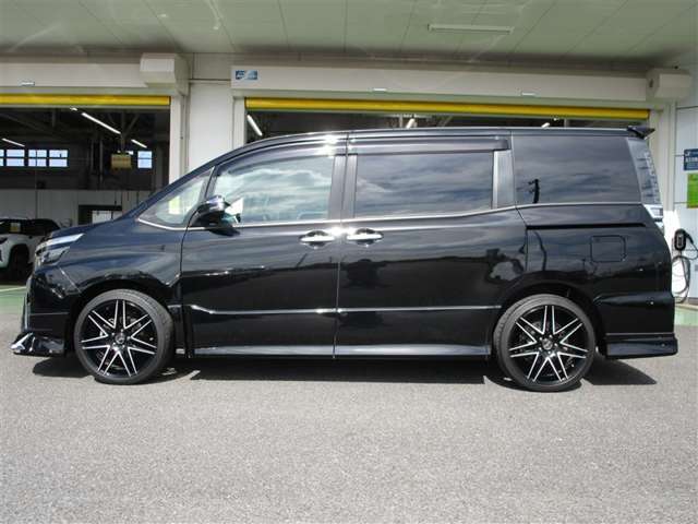 Toyota Voxy 3