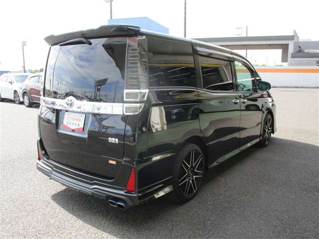 Toyota Voxy 8
