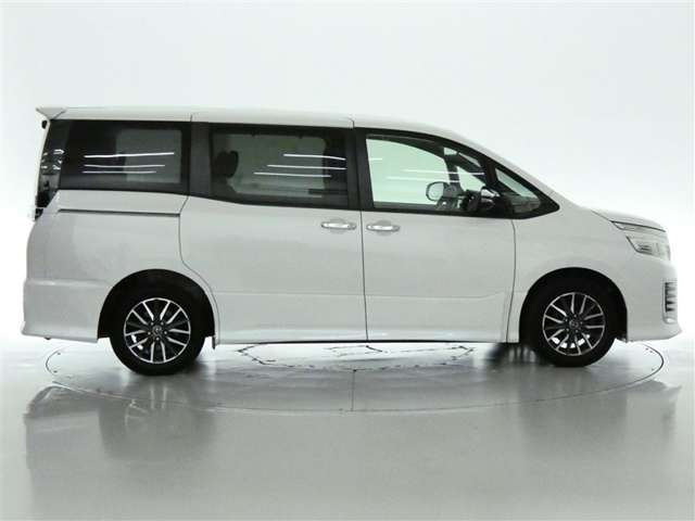 Toyota Voxy 2