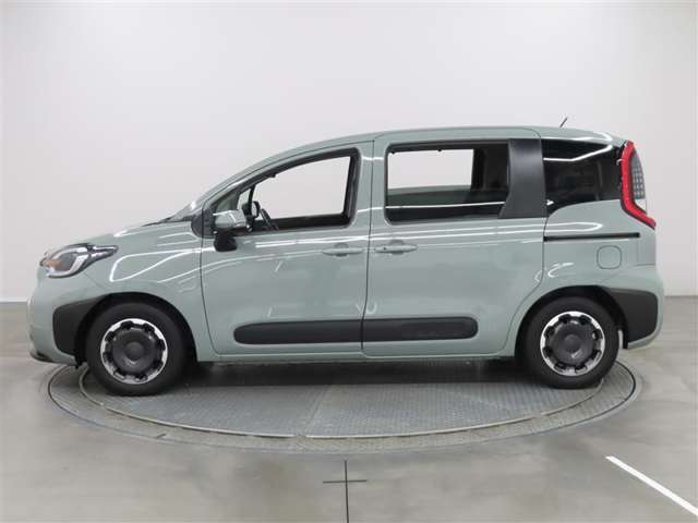Toyota Sienta 4