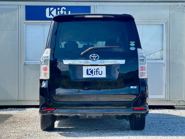 Toyota Voxy 8