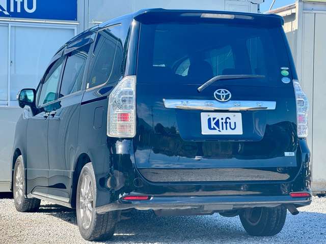 Toyota Voxy 9