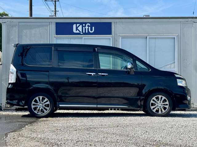 Toyota Voxy 10