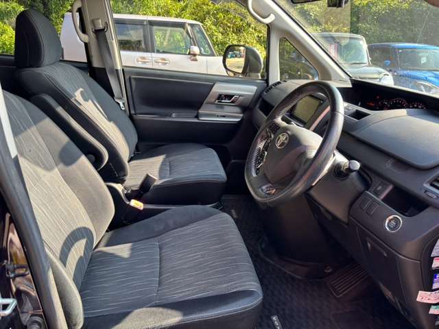 Toyota Voxy 12