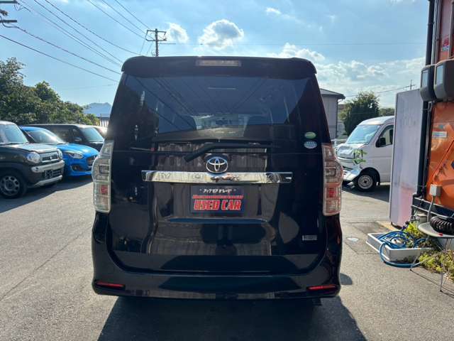 Toyota Voxy 8