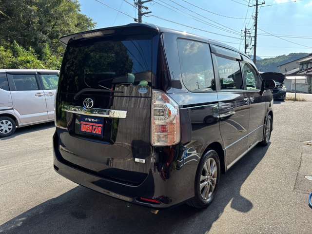 Toyota Voxy 9