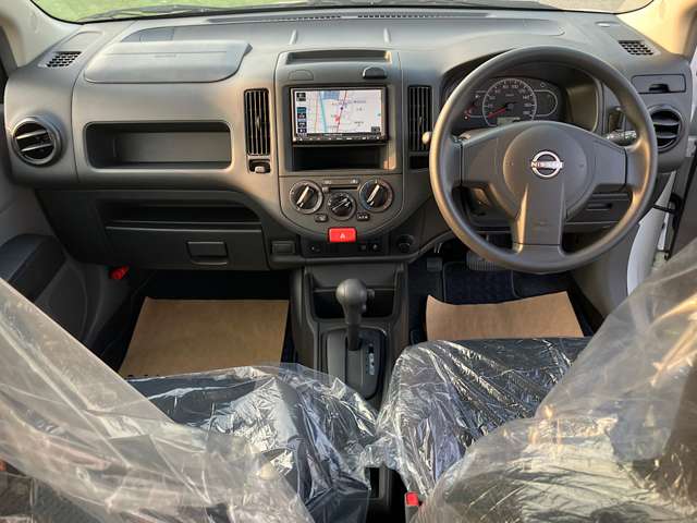 Nissan AD 5