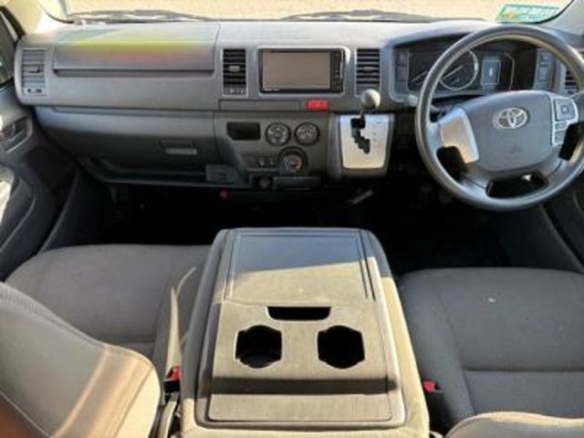 Toyota Hiace Van 4