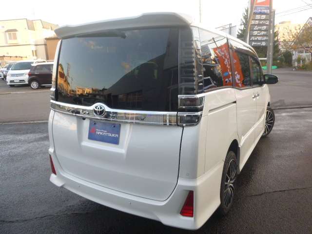Toyota Voxy 2