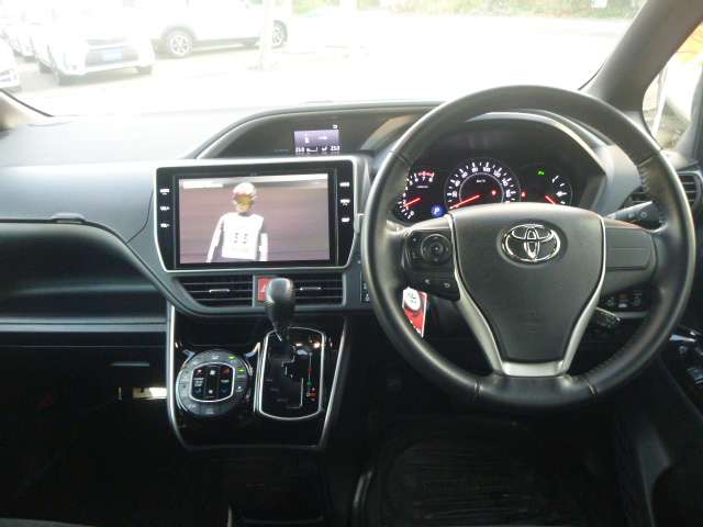 Toyota Voxy 3