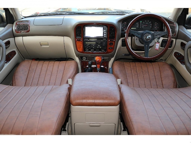 Toyota Land Cruiser 100 2