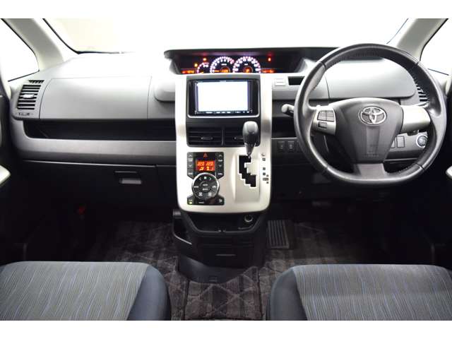 Toyota Voxy 12